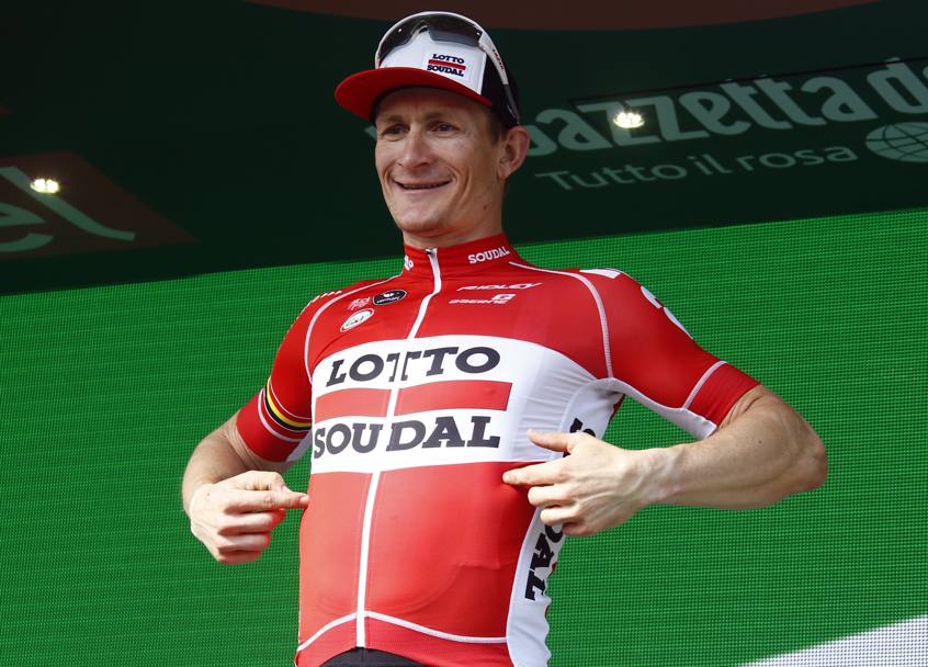 Sorrisi e soddisfazione sul podio per Greipel: la sua vittoria vale anche la terza affermazione consecutiva per la Lotto-Soudal in questa edizione del Giro. Bettini